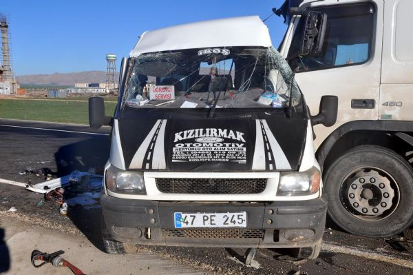 Öğrenci servisine TIR çarptı! 2 ölü