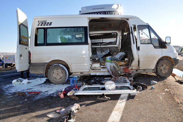 Öğrenci servisine TIR çarptı! 2 ölü