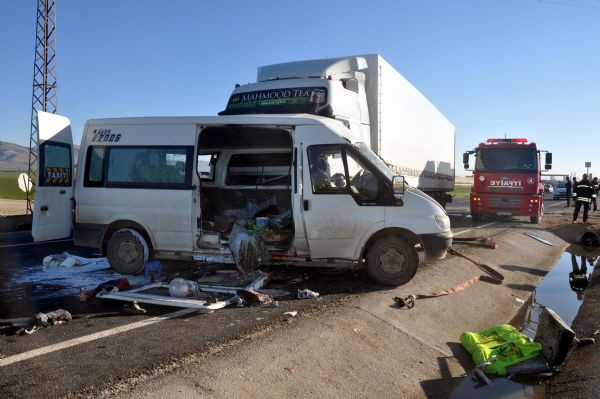 Öğrenci servisine TIR çarptı! 2 ölü