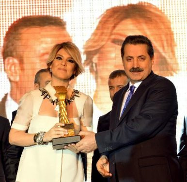 Gülben Ergen ödülünü kırdı