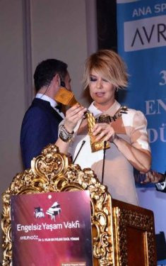 Gülben Ergen ödülünü kırdı
