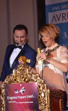 Gülben Ergen ödülünü kırdı