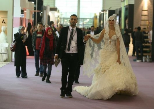 İzmirde Araplara özel gelinlik defilesi