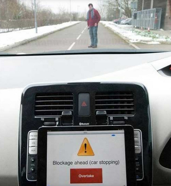 Bu otomobli bir iPad sürüyor
