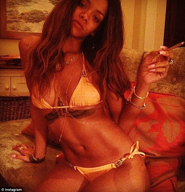 Rihannanın şok fotoğrafları!