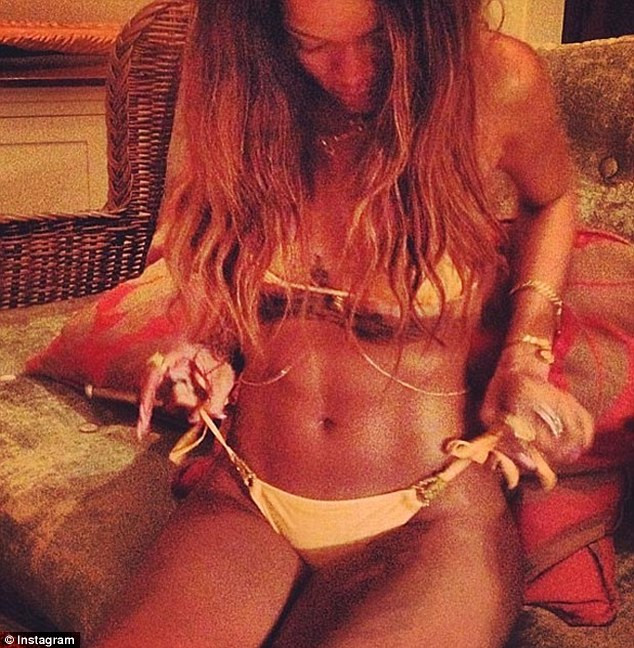 Rihannanın şok fotoğrafları!