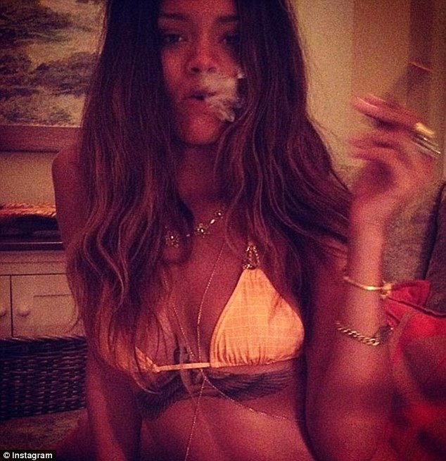 Rihannanın şok fotoğrafları!