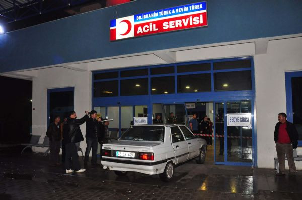 Doktorlara sinirlenip araçla acile girdi!