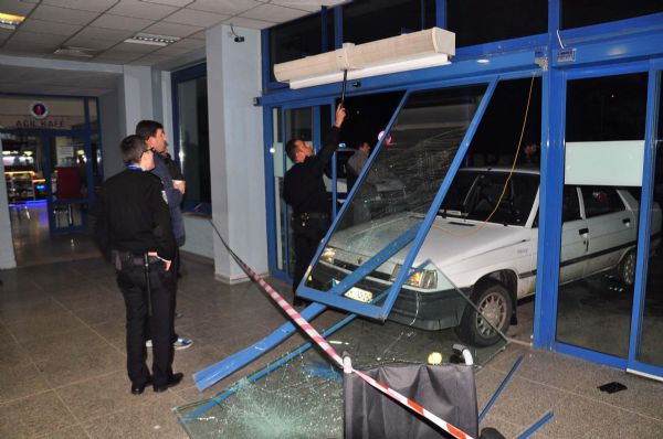 Doktorlara sinirlenip araçla acile girdi!
