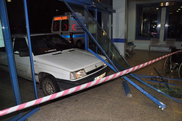 Doktorlara sinirlenip araçla acile girdi!