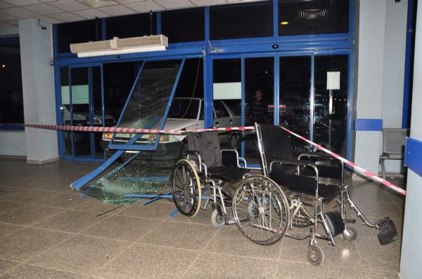 Doktorlara sinirlenip araçla acile girdi!