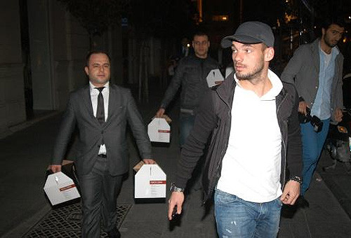 Ne yaptın sen Sneijder!