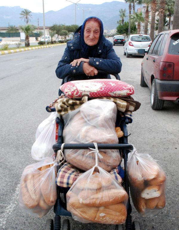 Kadınlar gününde o ekmeğinin peşinde!