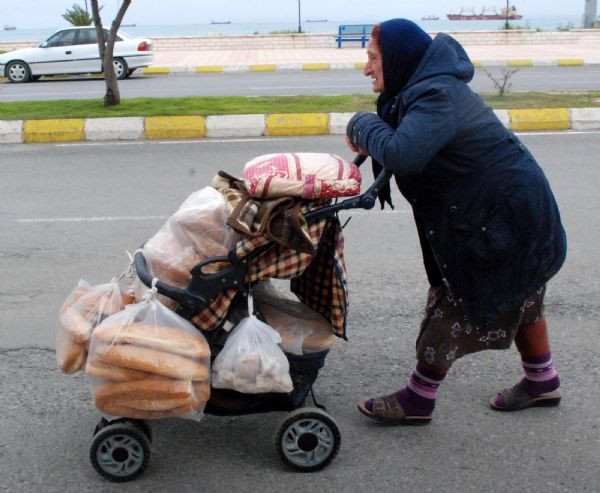 Kadınlar gününde o ekmeğinin peşinde!