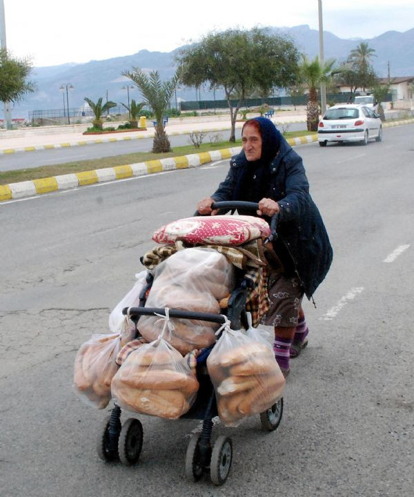 Kadınlar gününde o ekmeğinin peşinde!