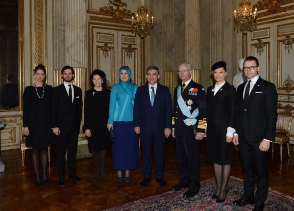Atlı arabadan el salladı
