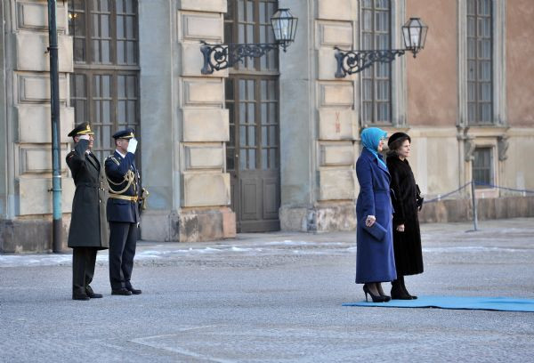 Atlı arabadan el salladı