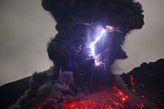 Sakurajima lav püskürtüyor