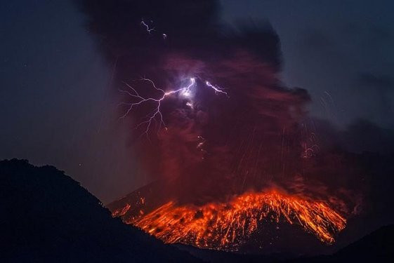 Sakurajima lav püskürtüyor