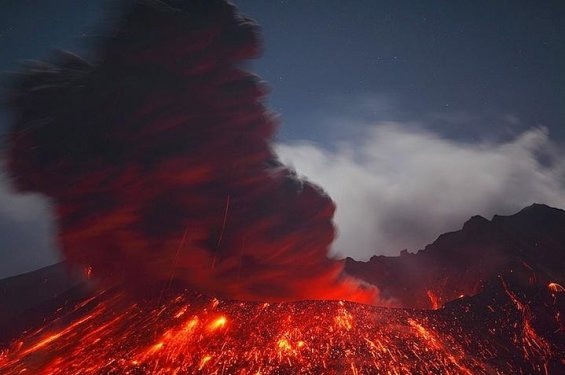 Sakurajima lav püskürtüyor