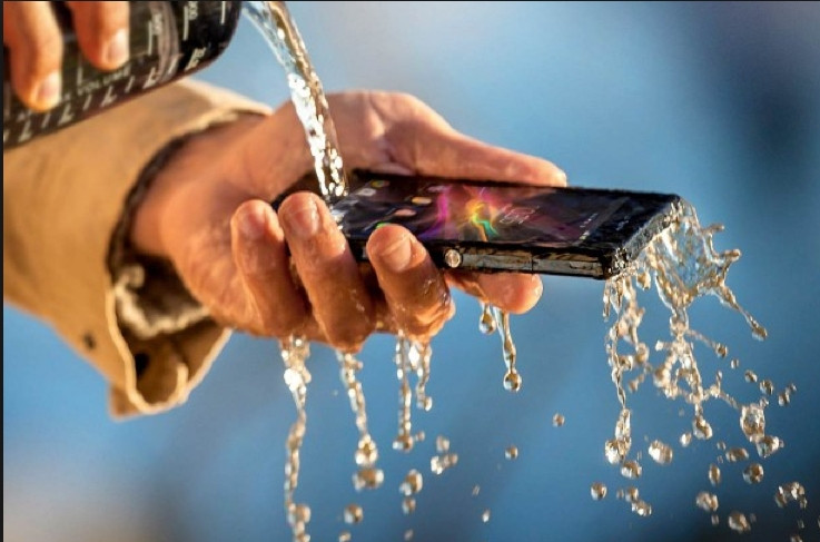 Sonynin yeni telefonu asla su geçirmiyor