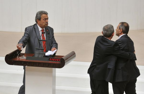 Kamer Gençin üzerine yürüdüler