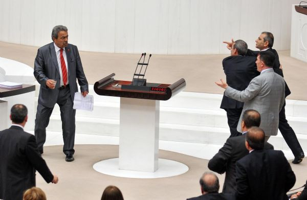 Kamer Gençin üzerine yürüdüler