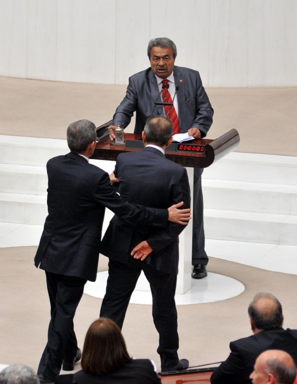 Kamer Gençin üzerine yürüdüler