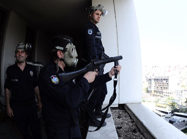Harbiye karıştı: 1 polis yaralı