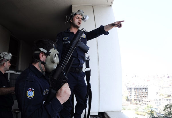 Harbiye karıştı: 1 polis yaralı