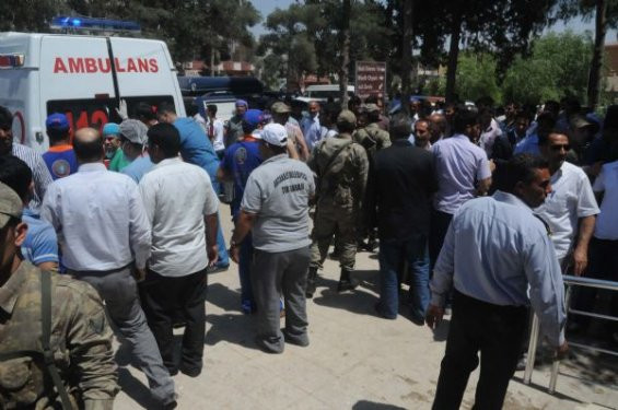 Suriyeliler Akçakale Sınır Kapısına saldırdı