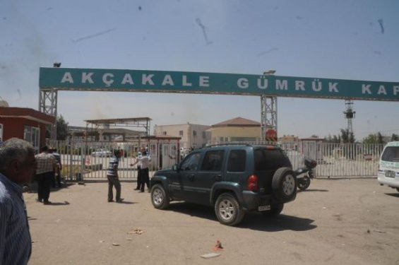 Suriyeliler Akçakale Sınır Kapısına saldırdı