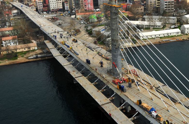 İşte metro geçiş köprüsü