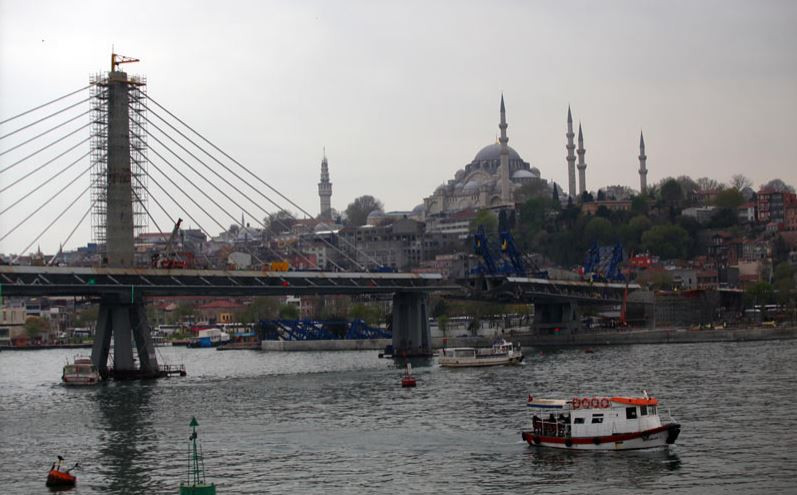 İşte metro geçiş köprüsü