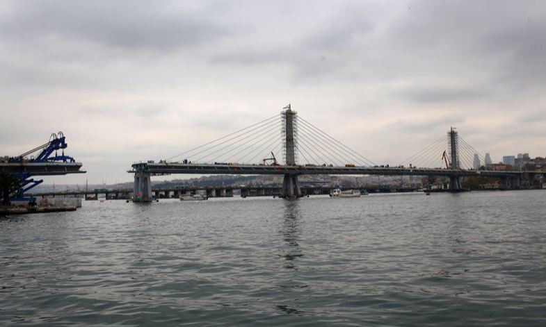 İşte metro geçiş köprüsü