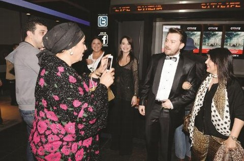 Öyle bir elbiseyle geceye katıldı ki...