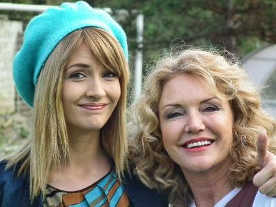 Yasemin Allen InStyle için poz verdi