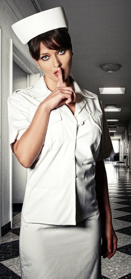 Nurgül Yeşilçay hemşire oldu