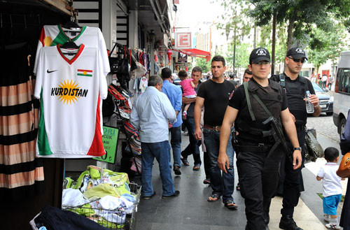 Diyarbakırda Kürdistan yazan tişörtler satışta