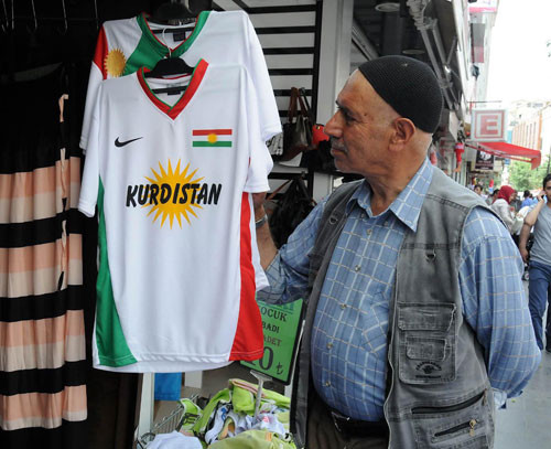 Diyarbakırda Kürdistan yazan tişörtler satışta