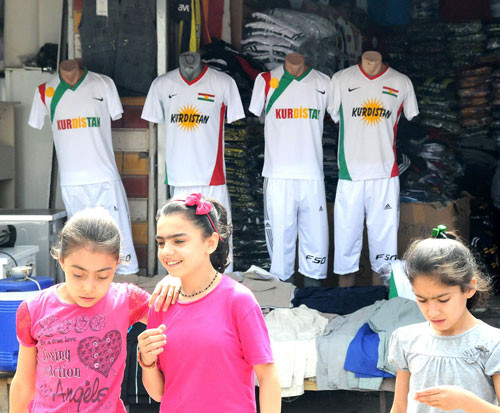 Diyarbakırda Kürdistan yazan tişörtler satışta