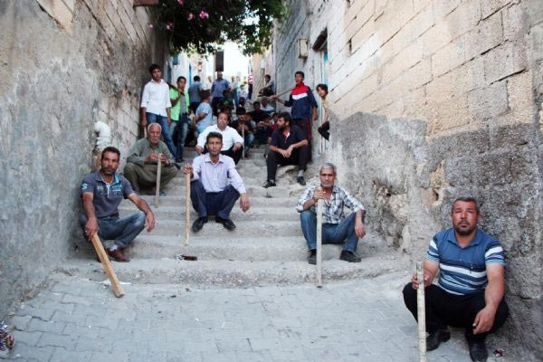 ŞANLIURFA’da, Dedeosman Mahallesi sakinleri, uyuşturucu sattığı ileri sü