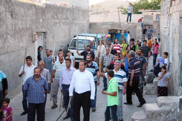 ŞANLIURFA’da, Dedeosman Mahallesi sakinleri, uyuşturucu sattığı ileri sü
