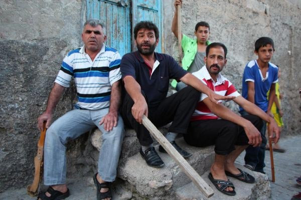 ŞANLIURFA’da, Dedeosman Mahallesi sakinleri, uyuşturucu sattığı ileri sü