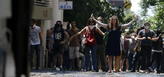 Taksimde tazyikli suya karşı kıpırdamadan durdu