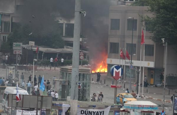 Taksim Meydanındaki bekleyiş sabah da devam etti