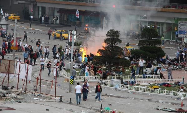 Taksim Meydanındaki bekleyiş sabah da devam etti