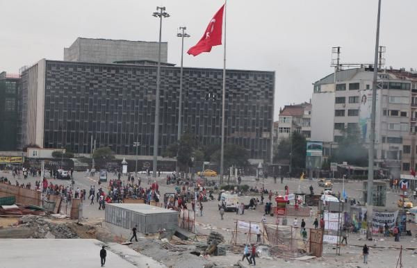 Taksim Meydanındaki bekleyiş sabah da devam etti