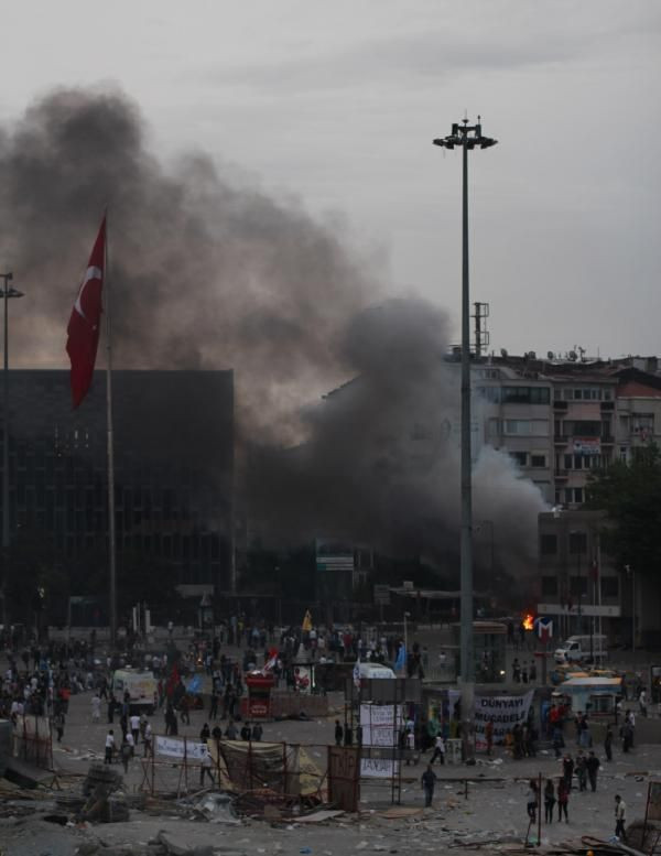 Taksim Meydanındaki bekleyiş sabah da devam etti