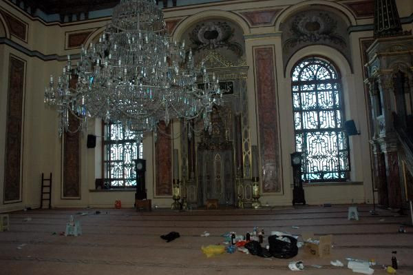 Eylemcilerin girdiği cami ibadete kapalı